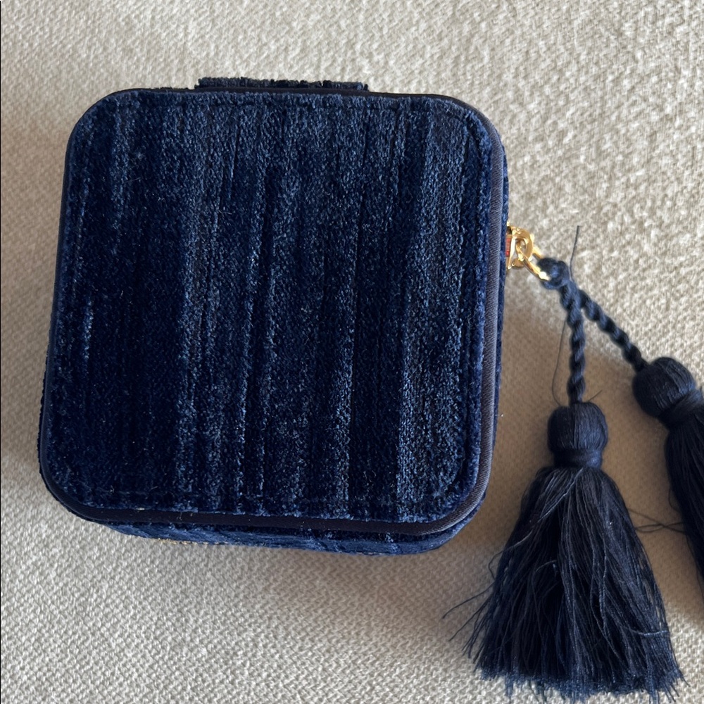 Sézane Square Jewelery Case in Blue Velvet - Picture 5 of 6
